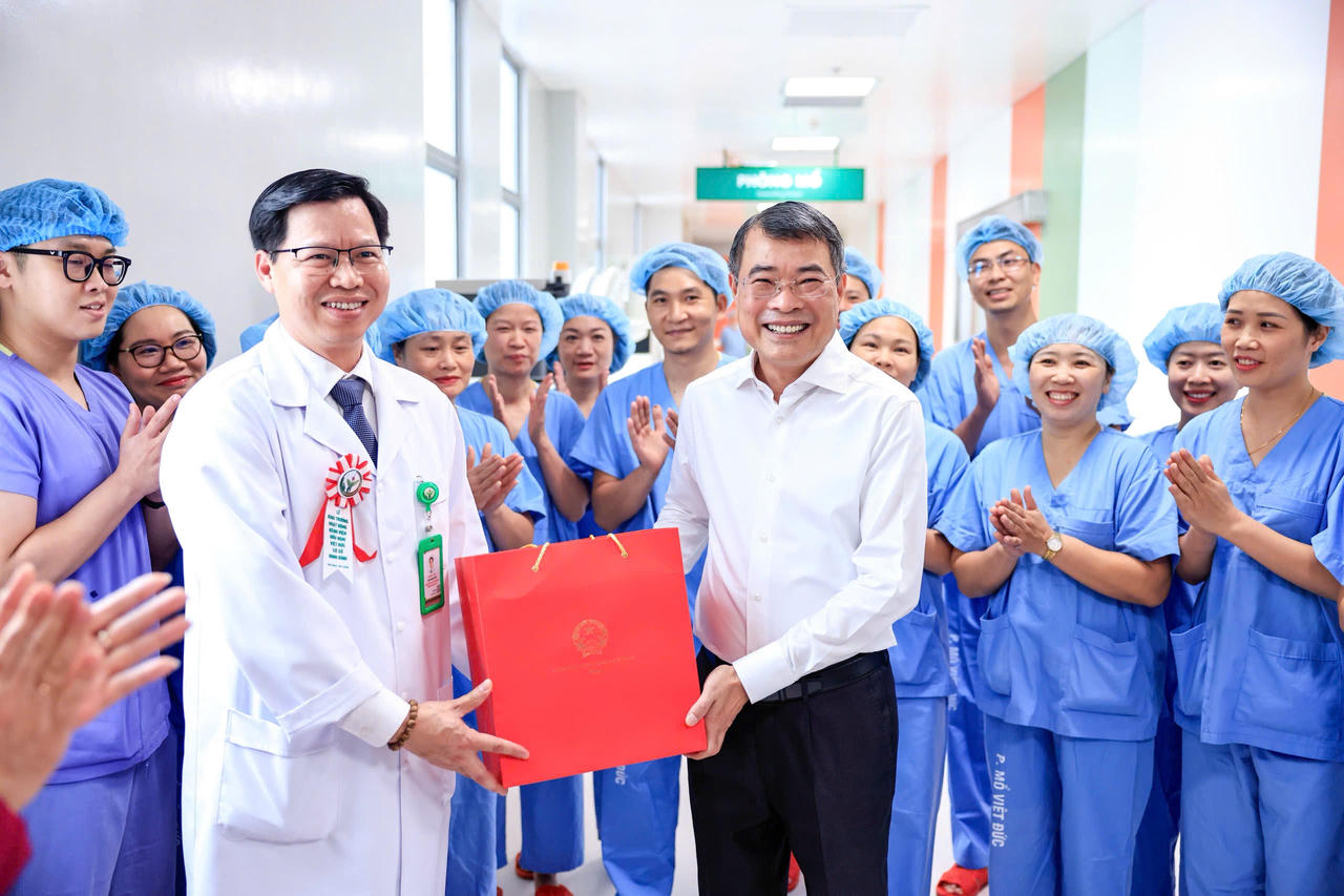 Thủ tướng nhấn mạnh, đầu tư cho y tế kh&ocirc;ng chỉ để phục vụ kh&aacute;m, chữa bệnh m&agrave; c&ograve;n để đầu tư cho tương lai.