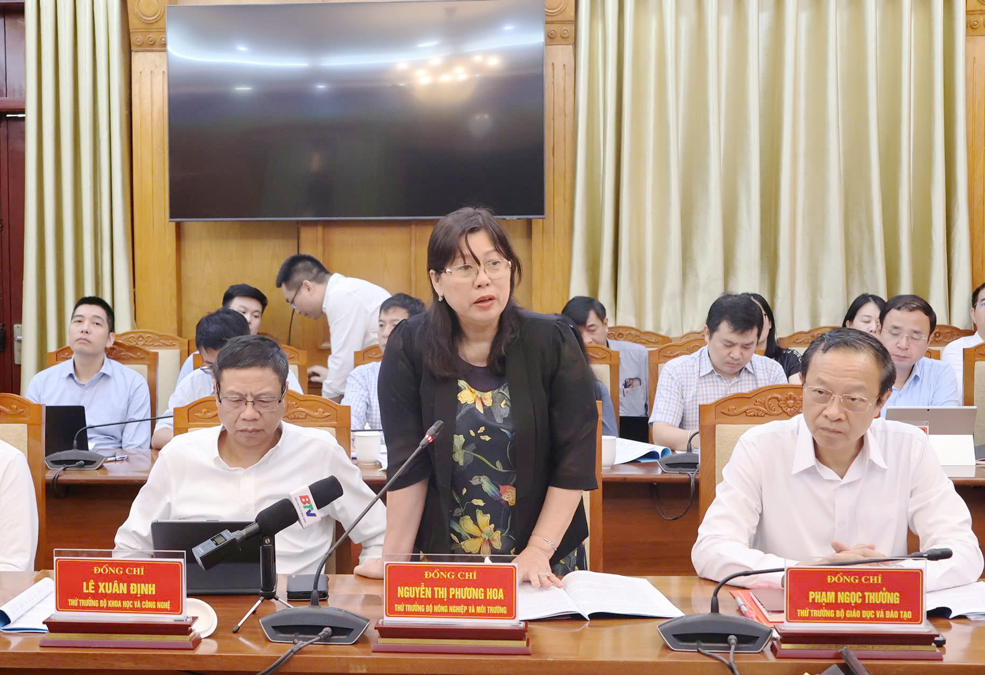 Thứ trưởng Bộ N&ocirc;ng nghiệp v&agrave; M&ocirc;i trường Nguyễn Thị Phương Hoa ph&aacute;t biểu tại buổi l&agrave;m việc.