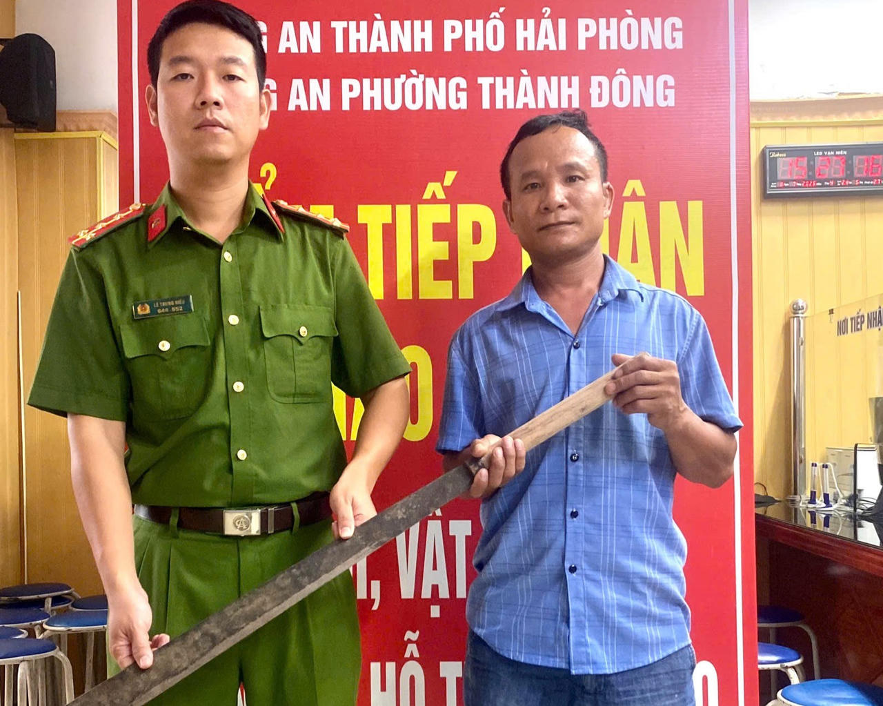 Ng&agrave;y 8/7, C&ocirc;ng an phường Th&agrave;nh Đ&ocirc;ng tiếp nhận một dao tự chế do anh Hồ Xu&acirc;n T (tr&uacute; tr&ecirc;n địa b&agrave;n phường) tự nguyện giao nộp.