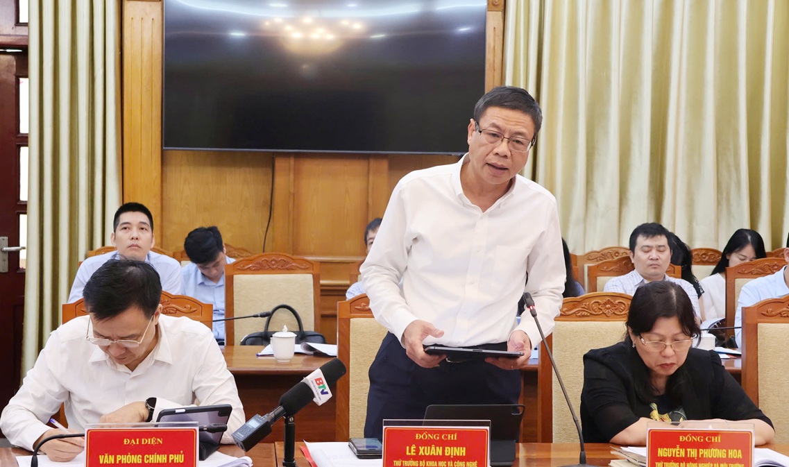 Thứ trưởng Bộ Khoa học v&agrave; C&ocirc;ng nghệ L&ecirc; Xu&acirc;n Định ph&aacute;t biểu tại buổi l&agrave;m việc.