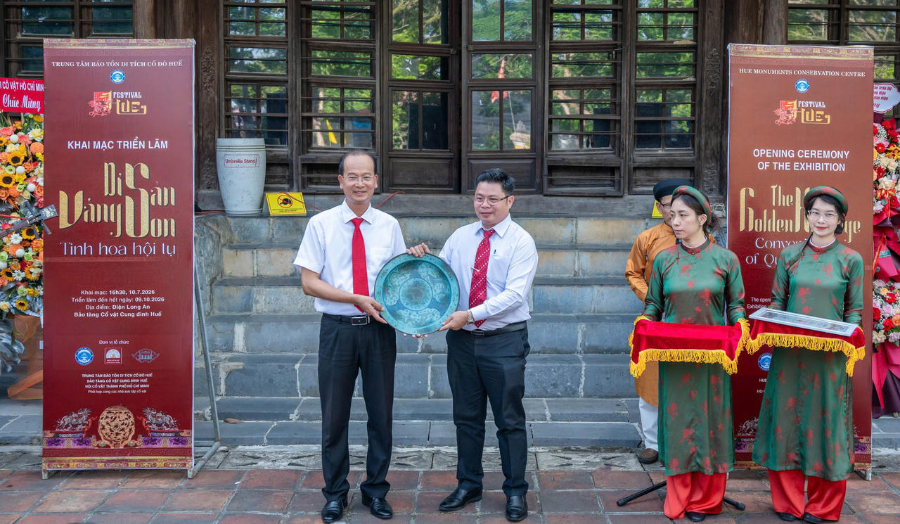 L&atilde;nh đạo Trung t&acirc;m Bảo tồn di t&iacute;ch Cố đ&ocirc; Huế&nbsp;tiếp nhận chiếc đĩa ph&aacute;p lam thời Nguyễn do nh&agrave; sưu tập cổ vật trao tặng&nbsp;&nbsp;