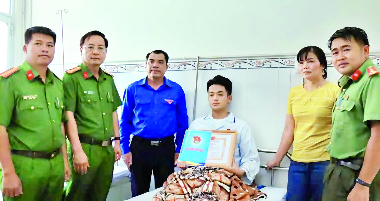 Đại diện Tỉnh đo&agrave;n Đồng Nai thăm, thừa ủy quyền của Trung ương Đo&agrave;n TNCS Hồ Ch&iacute; Minh trao Huy hiệu Tuổi trẻ dũng cảm v&agrave; Bằng khen của Tỉnh đo&agrave;n cho chiến sĩ Phan Đức Mạnh. (Ảnh: Huỳnh Ph&uacute;c)