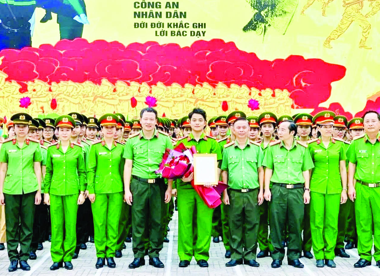 Ban Gi&aacute;m đốc CA Đồng Nai c&ugrave;ng c&aacute;n bộ, chiến sĩ ch&uacute;c mừng đồng ch&iacute; Phan Đức Mạnh (Ảnh: Huỳnh Ph&uacute;c)