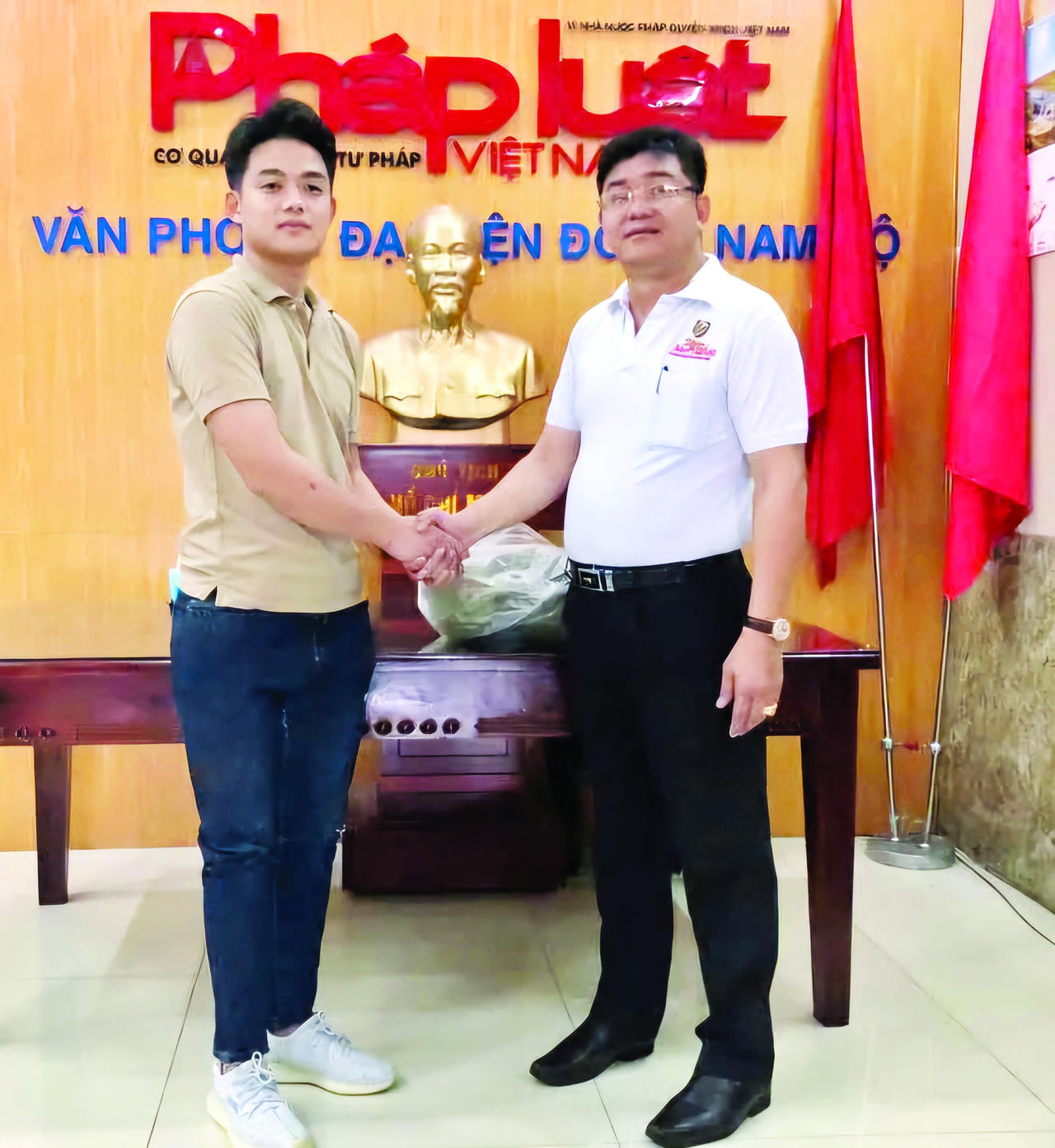Chiến sĩ Phan Đức Mạnh v&agrave; nh&agrave; b&aacute;o Huỳnh Ngọc Hiếu. (Ảnh: Huỳnh Ph&uacute;c)