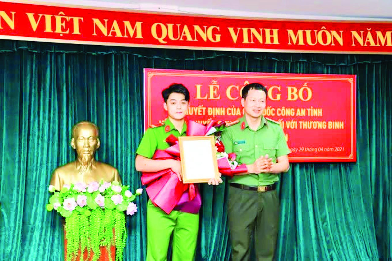 Gi&aacute;m đốc CA Đồng Nai, Đại t&aacute; Vũ Hồng Văn (nay l&agrave; B&iacute; thư TP Đồng Nai) trao quyết định chuyển chuy&ecirc;n nghiệp với chiến sĩ Phan Đức Mạnh, ng&agrave;y 29/4/2021. (Ảnh: Huỳnh Ph&uacute;c)