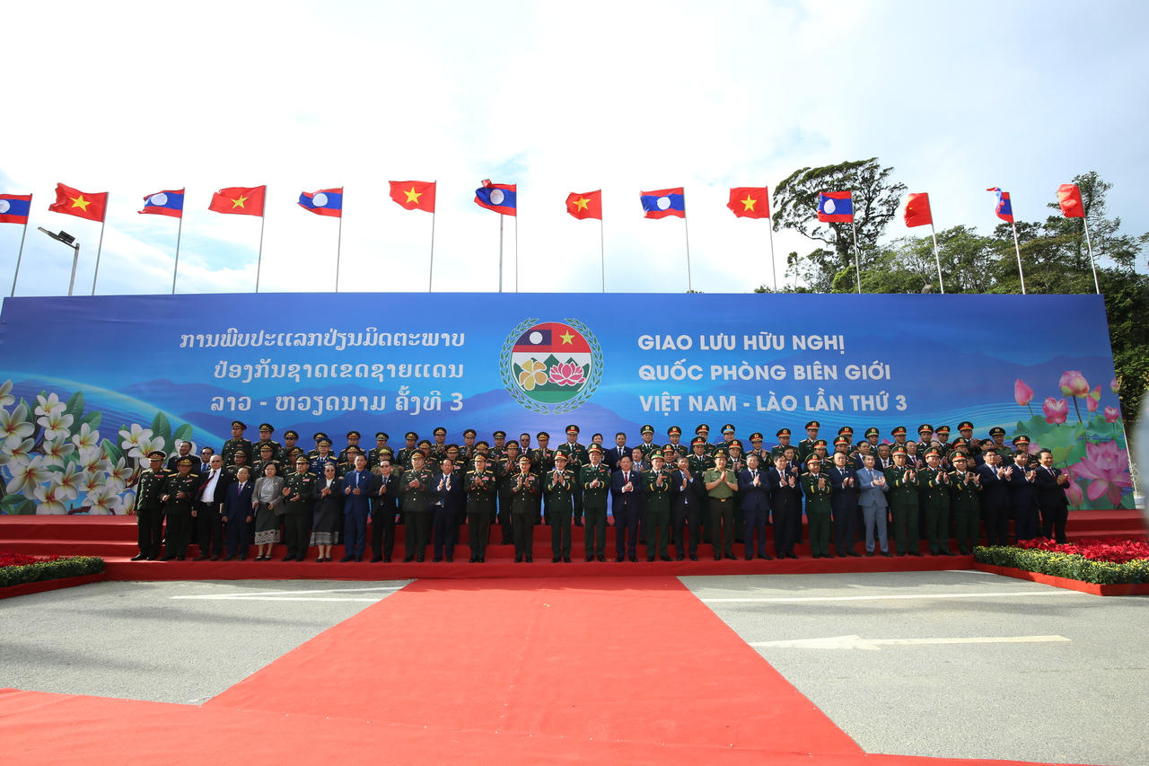 Đại biểu chụp ảnh tại chương tr&igrave;nh&nbsp;Giao lưu Hữu nghị Quốc ph&ograve;ng Bi&ecirc;n giới Việt Nam - L&agrave;o lần thứ 3.