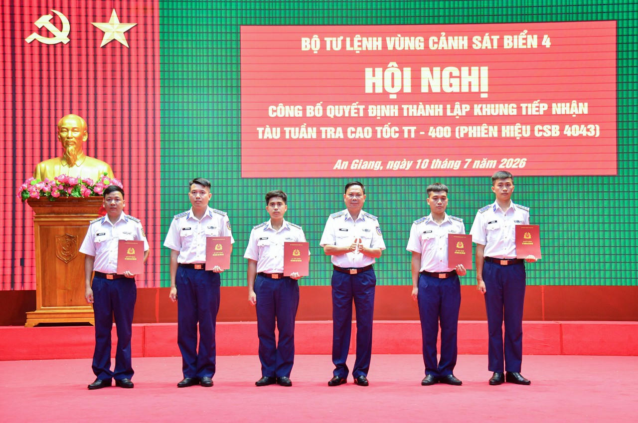 Thiếu tướng Nguyễn Văn Dũng - B&iacute; thư Đảng ủy, Ch&iacute;nh ủy Bộ Tư lệnh V&ugrave;ng Cảnh s&aacute;t biển 4 trao quyết định c&ocirc;ng t&aacute;c c&aacute;n bộ cho Khung t&agrave;u CSB 4043.