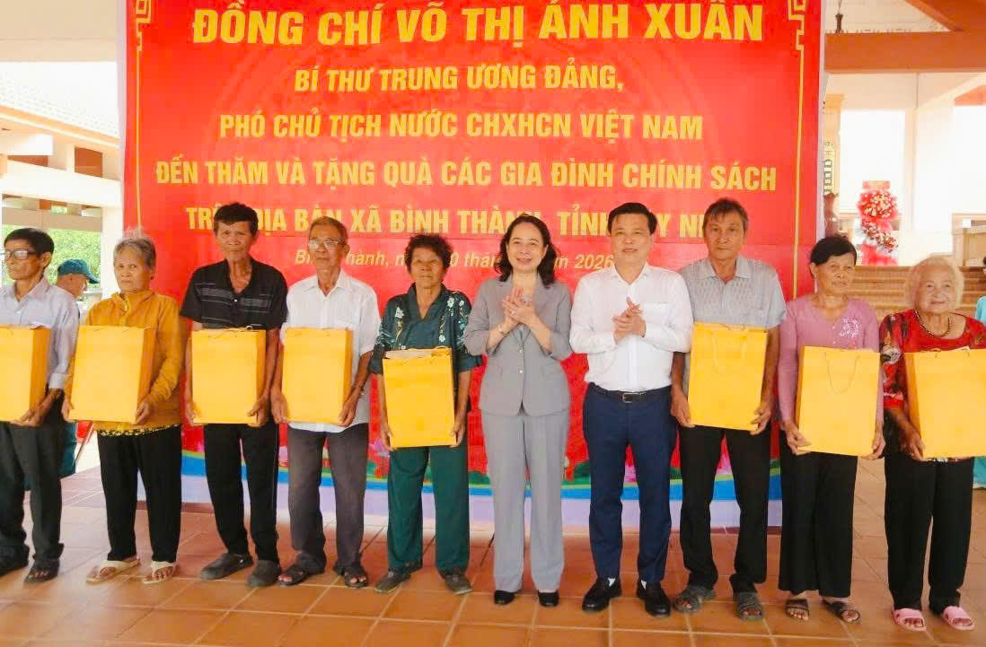 Ph&oacute; Chủ tịch nước V&otilde; Thị &Aacute;nh Xu&acirc;n trao qu&agrave; tặng c&aacute;c gia đ&igrave;nh ch&iacute;nh s&aacute;ch, người c&oacute; c&ocirc;ng với c&aacute;ch mạng tr&ecirc;n địa b&agrave;n x&atilde; B&igrave;nh Th&agrave;nh.