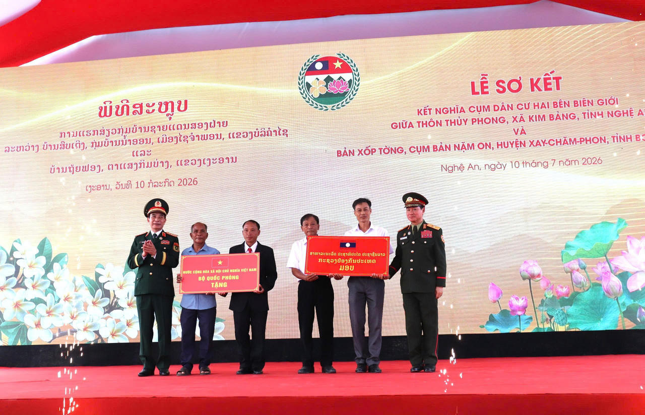Hai Bộ trưởng Bộ Quốc ph&ograve;ng hai nước đ&atilde; dự Lễ sơ kết kết nghĩa cụm d&acirc;n cư hai b&ecirc;n bi&ecirc;n giới giữa th&ocirc;n Thủy Phong, x&atilde; Kim Bảng, tỉnh Nghệ An (Việt Nam) v&agrave; bản Xốp Tờng, x&atilde; Nặm On, huyện Xay Chăm Phon, tỉnh B&ocirc; Ly Khăm Xay (L&agrave;o).