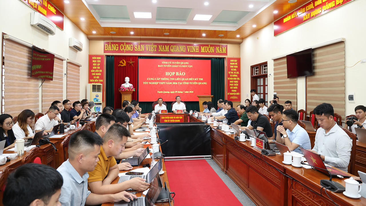 Chiều 9/7, UBND tỉnh Tuy&ecirc;n Quang đ&atilde; tổ chức họp b&aacute;o th&ocirc;ng tin về kết quả Kỳ thi tốt nghiệp THPT năm 2026. (Ảnh: N. Nguy&ecirc;n)