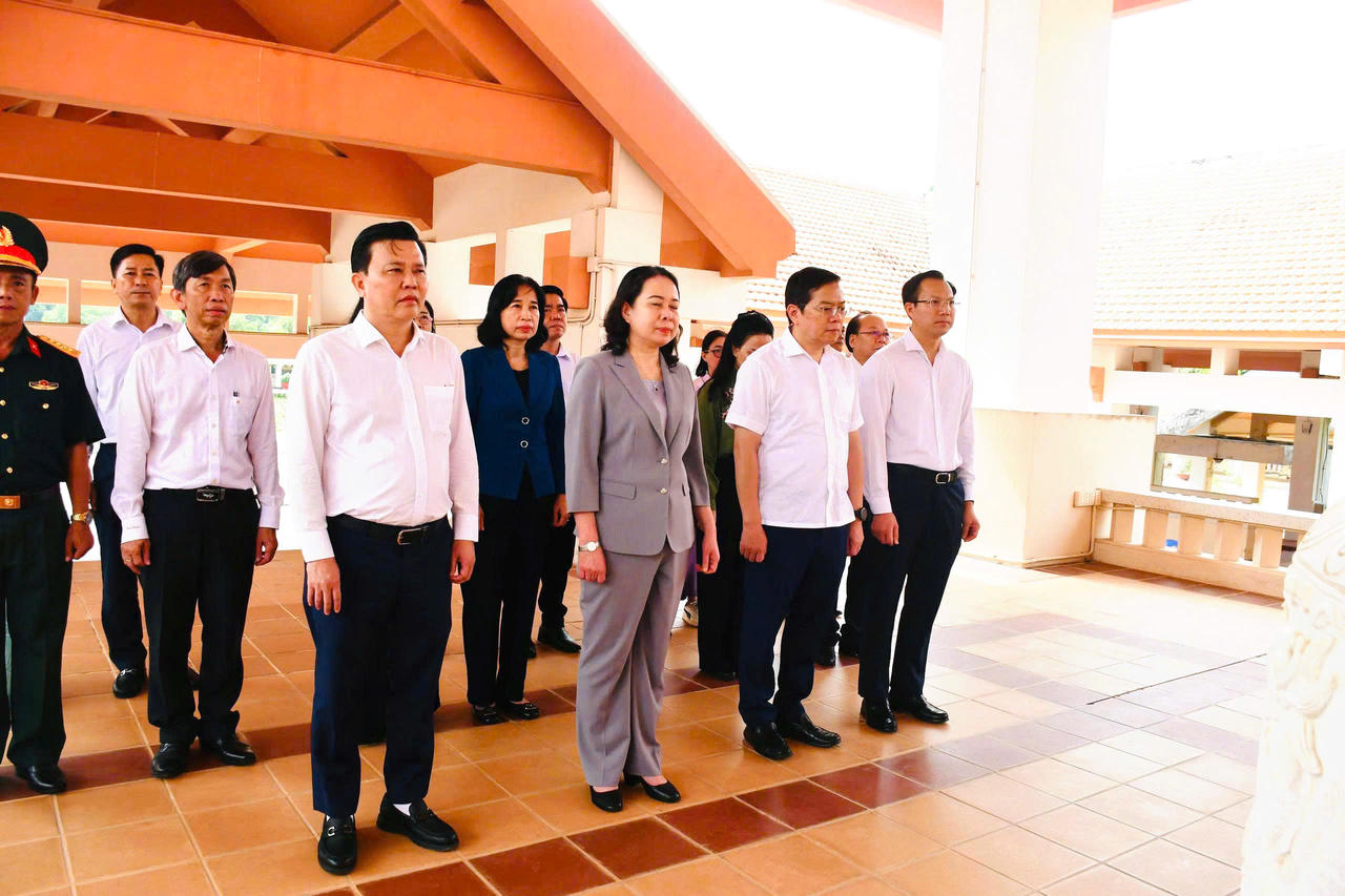 Ph&oacute; Chủ tịch nước V&otilde; Thị &Aacute;nh Xu&acirc;n d&acirc;ng hương tưởng niệm c&aacute;c Anh h&ugrave;ng liệt sĩ tại Khu Di t&iacute;ch B&igrave;nh Th&agrave;nh.