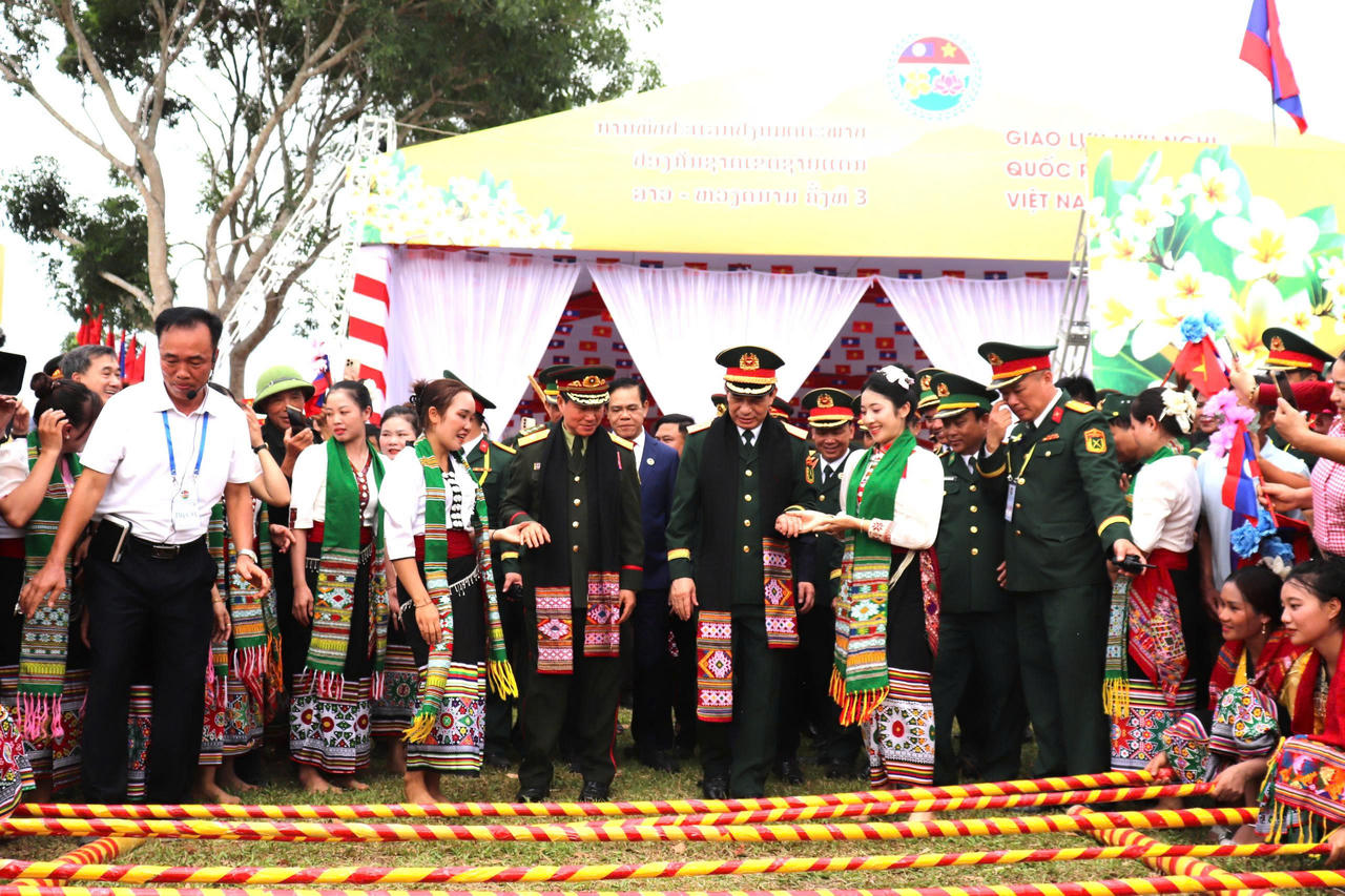 Hai Bộ trưởng Bộ Quốc ph&ograve;ng hai nước tham gia c&aacute;c hoạt động văn h&oacute;a văn nghệ, thể thao tại chương tr&igrave;nh giao lưu.