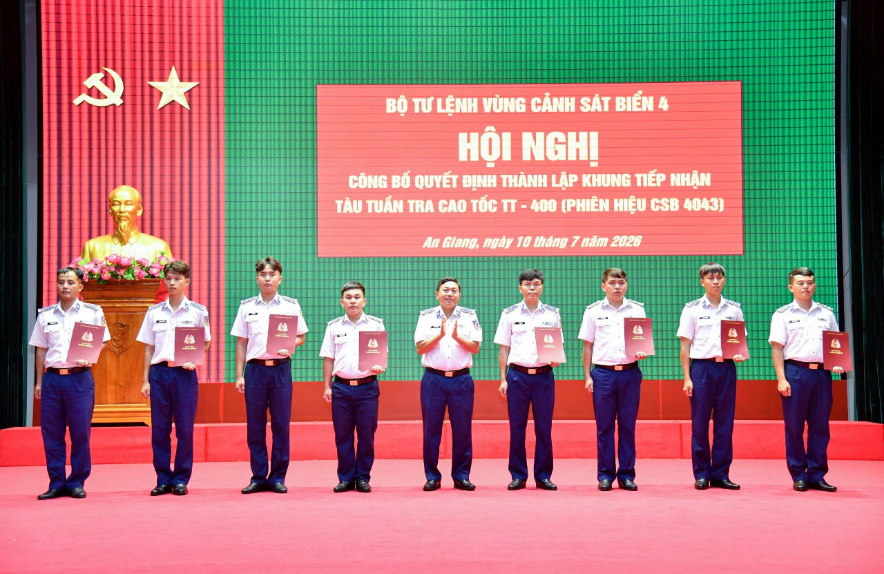 Đại t&aacute; Trần Nguy&ecirc;n Lai - Ph&oacute; Tư lệnh, Tham mưu trưởng Bộ Tư lệnh V&ugrave;ng Cảnh s&aacute;t biển 4 trao quyết định c&ocirc;ng t&aacute;c qu&acirc;n lực cho Khung t&agrave;u CSB 4043.