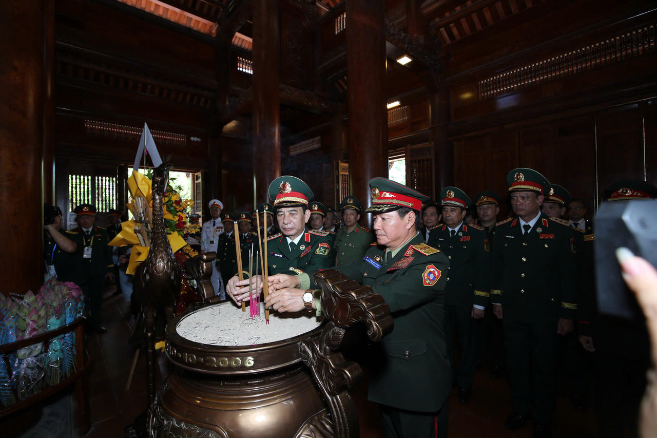 Hai Bộ trưởng Quốc ph&ograve;ng Việt Nam v&agrave; L&agrave;o d&acirc;ng hương tại Khu di t&iacute;ch Quốc gia đặc biệt Kim Li&ecirc;n - qu&ecirc; hương Chủ tịch Hồ Ch&iacute; Minh&nbsp;