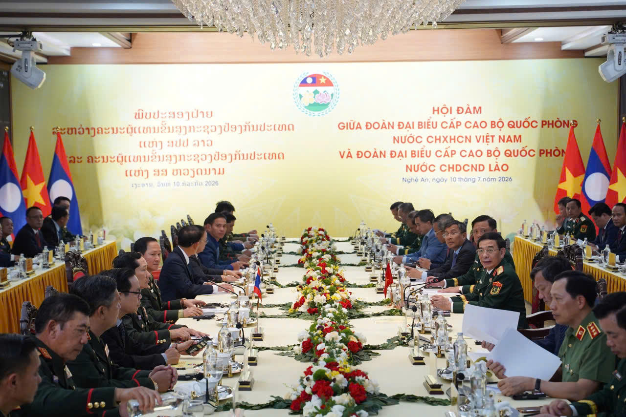 Quang cảnh cuộc hội đ&agrave;m giữa đo&agrave;n đại biểu cấp cao Bộ Quốc ph&ograve;ng Việt Nam v&agrave; Bộ Quốc ph&ograve;ng L&agrave;o.