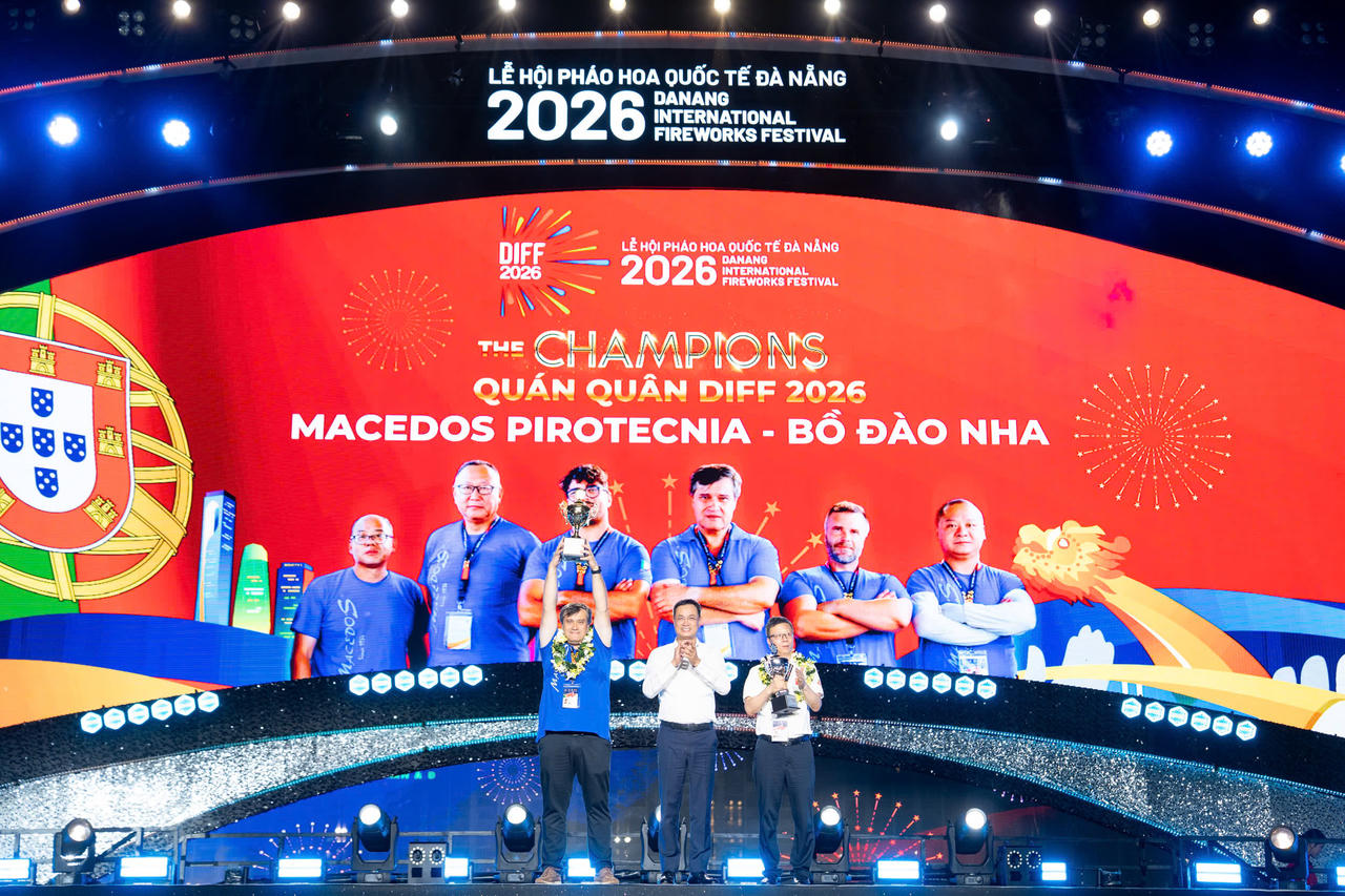 B&iacute; thư Th&agrave;nh uỷ Đ&agrave; Nẵng L&ecirc; Ngọc Quang trao c&uacute;p cho ng&ocirc;i vị Qu&aacute;n qu&acirc;n DIFF 2026 đến từ Bồ Đ&agrave;o Nh&agrave; v&agrave; giải Nh&igrave; cho đội đến từ Trung Quốc