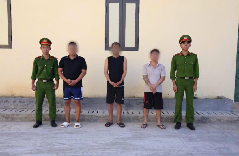 C&aacute;c đối tượng li&ecirc;n quan đến đường d&acirc;y tổ chức đ&aacute;nh bạc v&agrave; đ&aacute;nh bạc dưới h&igrave;nh thức c&aacute; độ b&oacute;ng đ&aacute; qua mạng bị C&ocirc;ng an tỉnh Quảng Trị bắt giữ. (Ảnh CA Quảng Trị).
