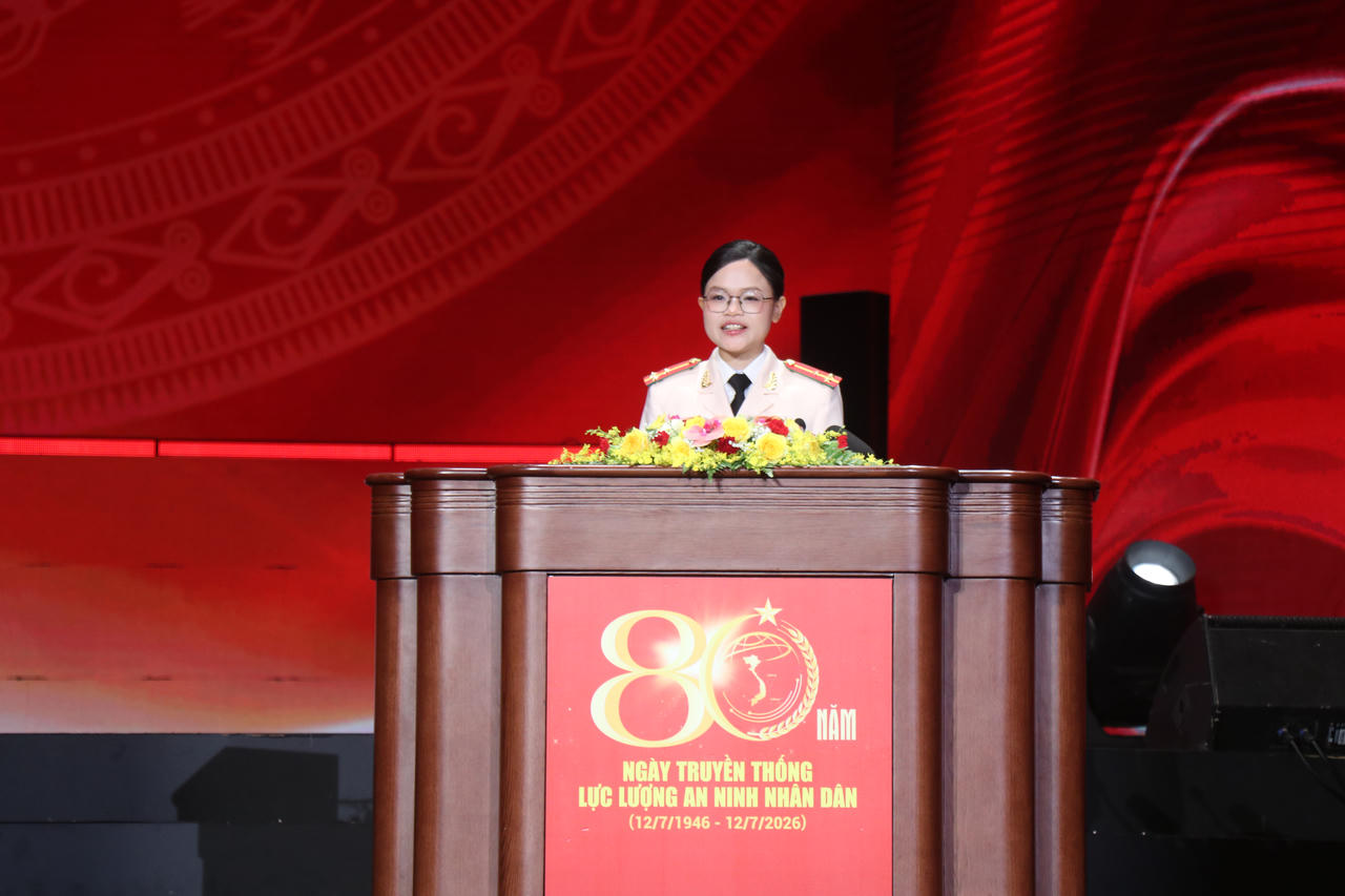 Thượng &uacute;y Nguyễn Thị L&acirc;m Vi&ecirc;n - Đại diện cho thế hệ trẻ của lực lượng An ninh nh&acirc;n d&acirc;n ph&aacute;t biểu tại buổi lễ. (Ảnh: L&agrave;nh Vũ)