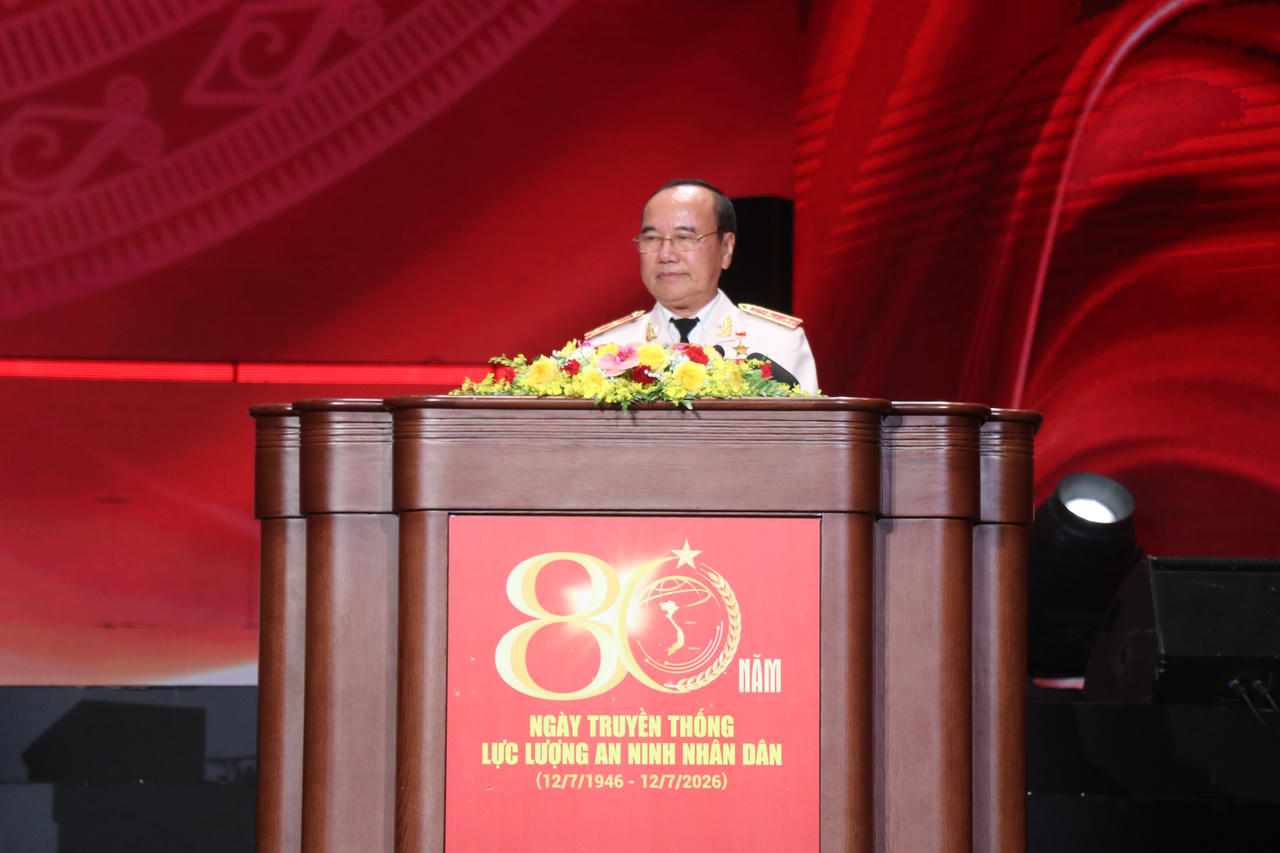Đại diện cho c&aacute;c thế hệ cựu c&aacute;n bộ, chiến sĩ An ninh nh&acirc;n d&acirc;n tại buổi Lễ, Trung tướng Đường Minh Hưng x&uacute;c động chia sẻ tại buổi Lễ. (Ảnh: L&agrave;nh Vũ)