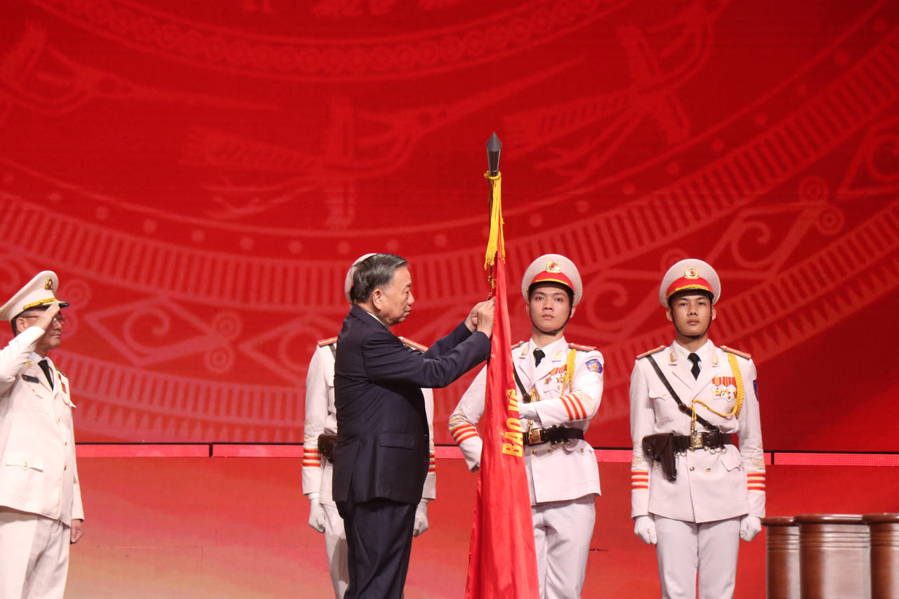 Tổng B&iacute; thư, Chủ tịch nước T&ocirc; L&acirc;m thay mặt l&atilde;nh đạo Đảng, Nh&agrave; nước trao tặng Hu&acirc;n chương Sao v&agrave;ng cho lực lượng An ninh nh&acirc;n d&acirc;n. (Ảnh: L&agrave;nh Vũ)