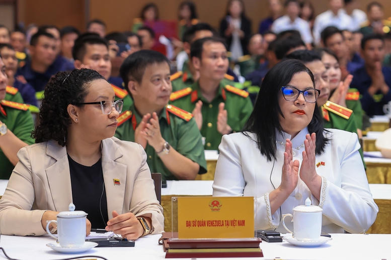 Thủ tướng L&ecirc; Minh Hưng: X&acirc;y dựng một Việt Nam tự cường nhưng nh&acirc;n &aacute;i, bản lĩnh nhưng h&ograve;a hiếu, ph&aacute;t triển nhưng c&oacute; tr&aacute;ch nhiệm- Ảnh 7.