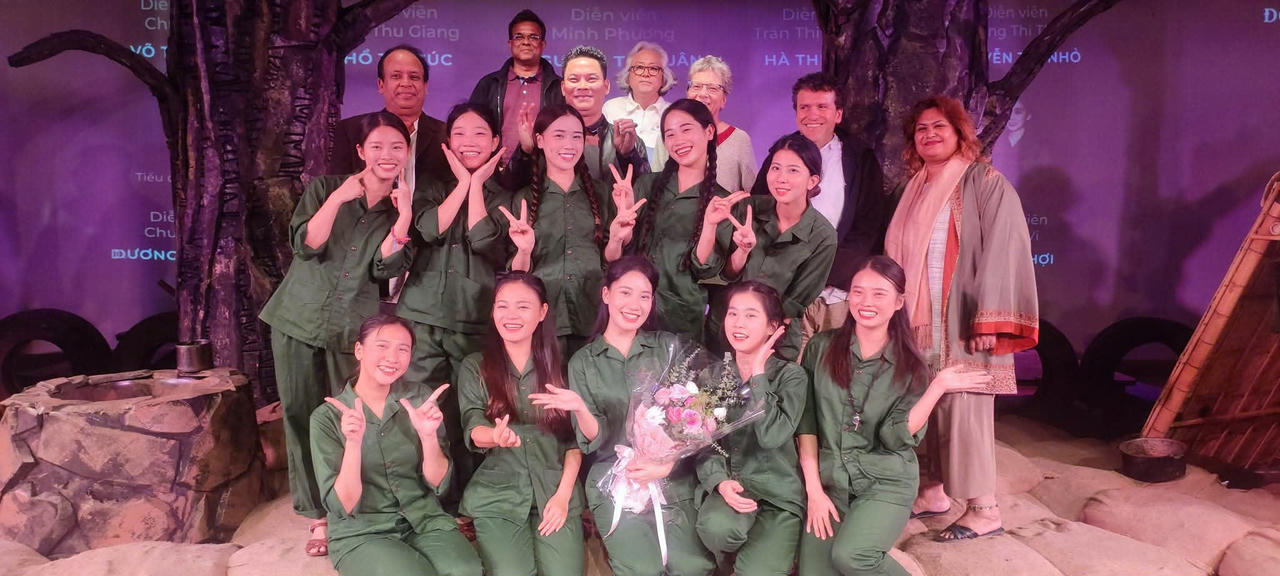 Đạo diễn L&ecirc; Qu&yacute; Dương v&agrave; c&aacute;c diễn vi&ecirc;n vở diễn chụp ảnh kỷ niệm với c&aacute;c kh&aacute;n giả quốc tế (Ảnh: P.V).