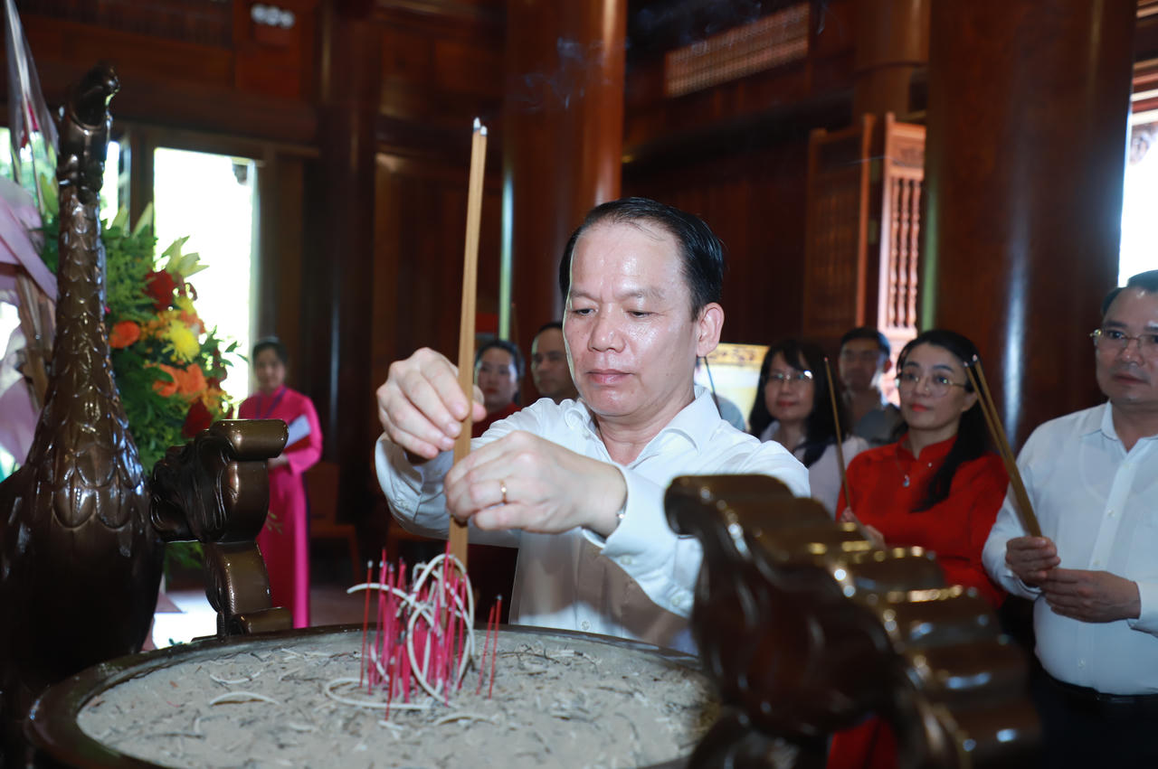 Bộ trưởng Hoàng Thanh Tùng thăm, tặng quà các gia đình chính sách ở Nghệ An