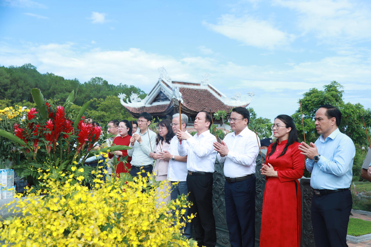 Bộ trưởng Hoàng Thanh Tùng thăm, tặng quà các gia đình chính sách ở Nghệ An