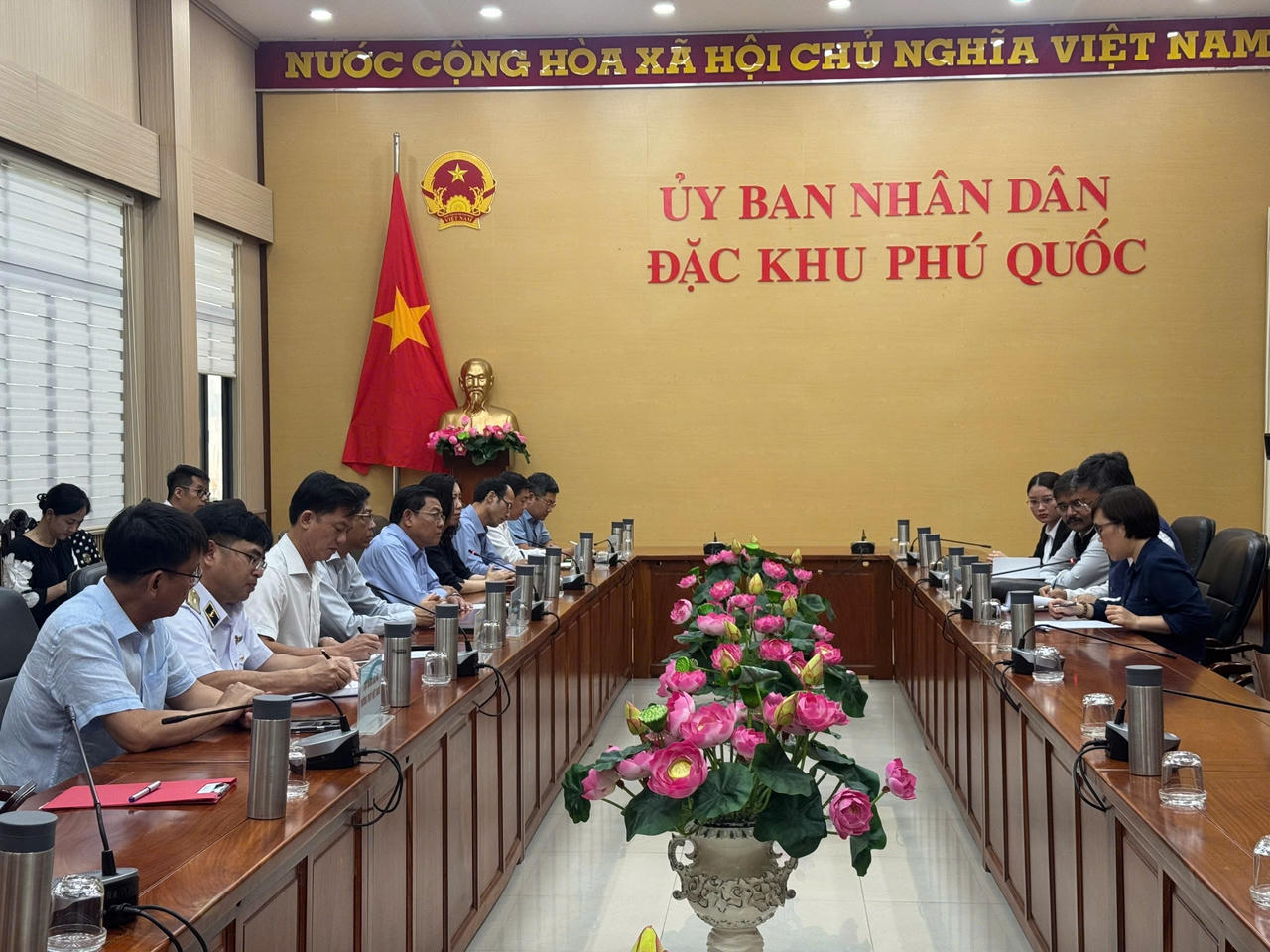 Quang cảnh buổi họp