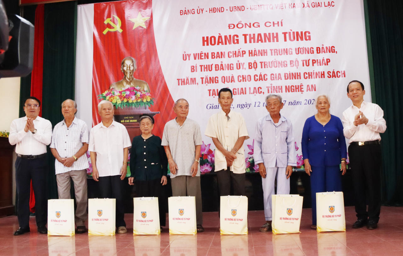 Những m&oacute;n qu&agrave; từ Bộ Tư ph&aacute;p.đến với gia đ&igrave;nh th&acirc;n nh&acirc;n gia đ&igrave;nh ch&iacute;nh s&aacute;ch trong dịp kỷ niệm 79 năm ng&agrave;y Thương binh - liệt sĩ.