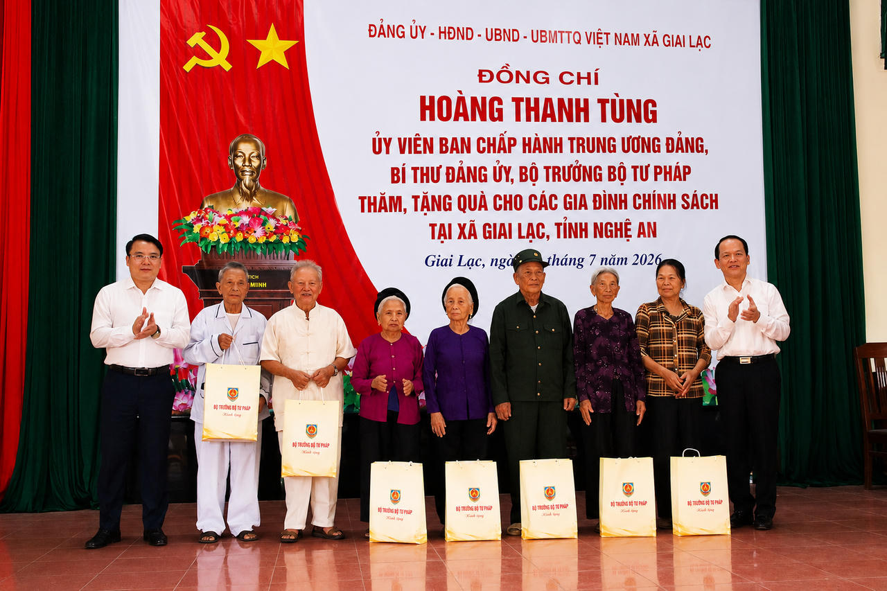 Bộ trưởng Hoàng Thanh Tùng thăm, tặng quà các gia đình chính sách ở Nghệ An