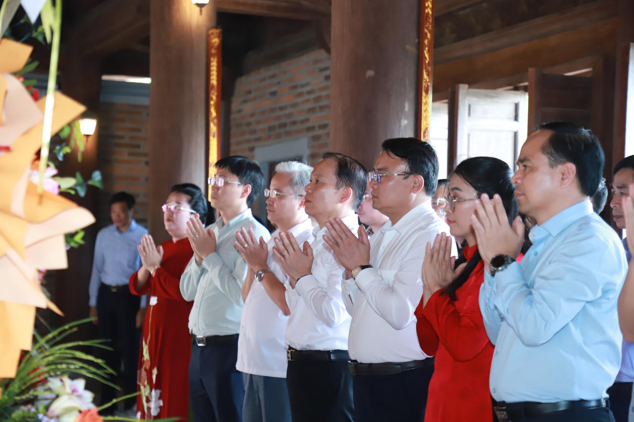 Bộ trưởng Hoàng Thanh Tùng thăm, tặng quà các gia đình chính sách ở Nghệ An