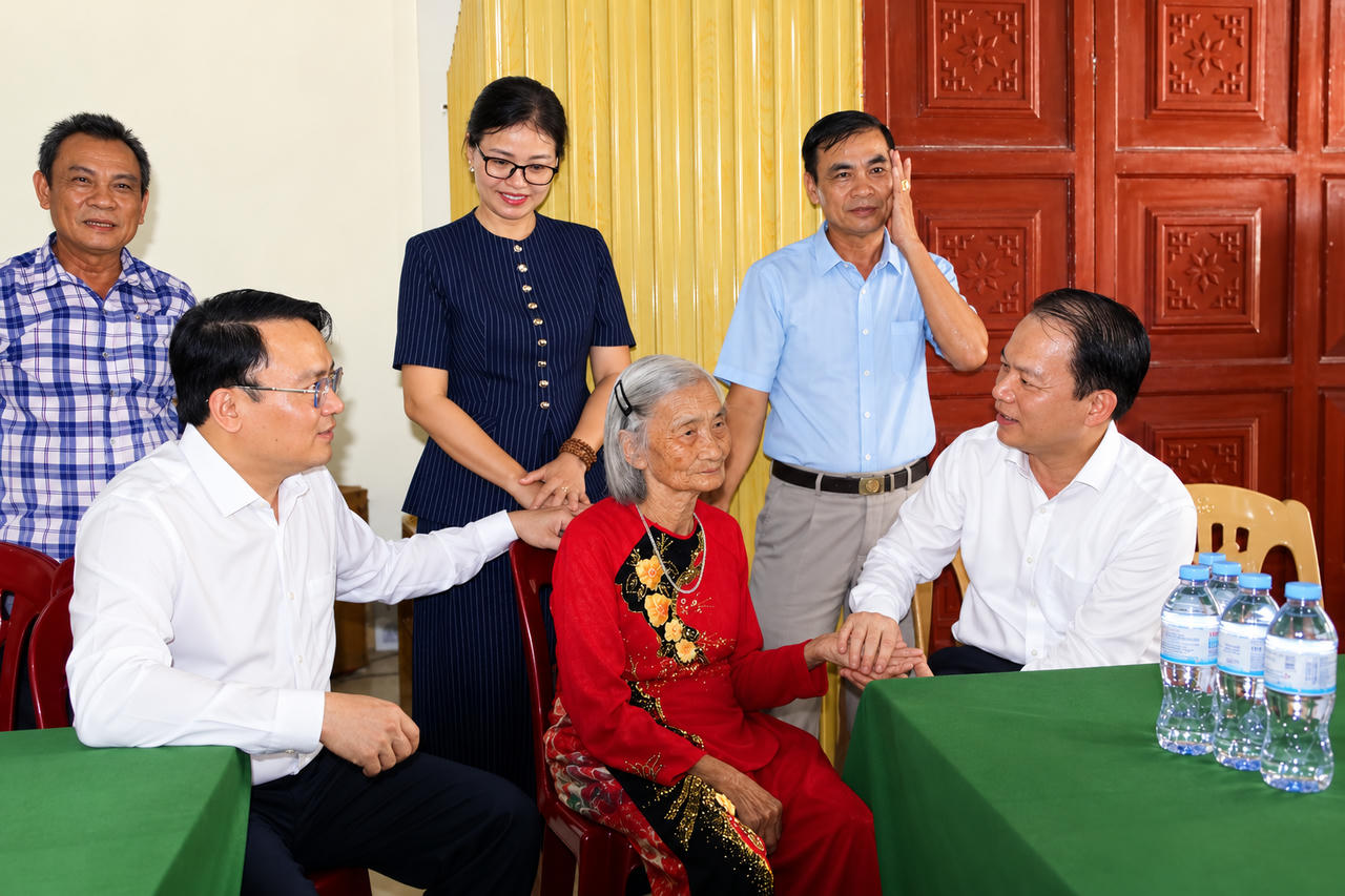 Bộ trưởng Ho&agrave;ng Thanh T&ugrave;ng thăm, tặng qu&agrave; Mẹ Việt Nam Anh h&ugrave;ng Nguyễn Thị Lĩnh