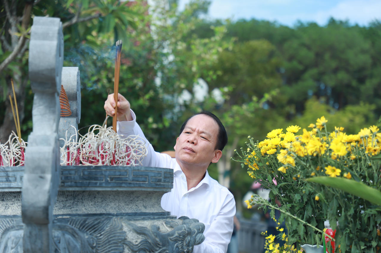 Bộ trưởng Hoàng Thanh Tùng thăm, tặng quà các gia đình chính sách ở Nghệ An