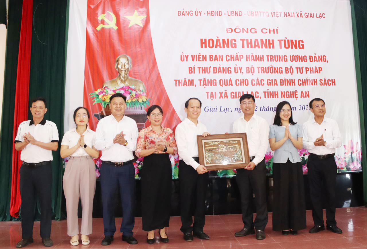Bộ trưởng Ho&agrave;ng Thanh T&ugrave;ng c&ugrave;ng đo&agrave;n c&ocirc;ng t&aacute;c tặng qu&agrave; cho Đảng uỷ - HĐND - UBND x&atilde; Giai Lạc