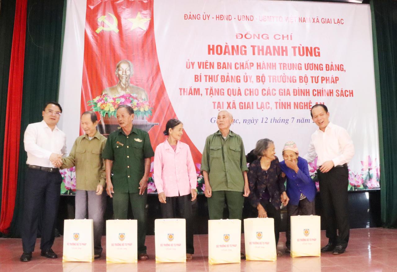 Bộ trưởng Hoàng Thanh Tùng thăm, tặng quà các gia đình chính sách ở Nghệ An