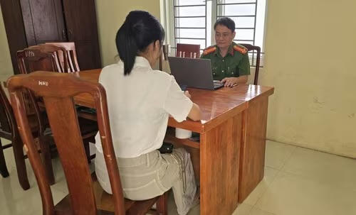 C&ocirc;ng an l&agrave;m việc với trường hợp tương t&aacute;c nội dung xấu độc tr&ecirc;n mạng. (Ảnh: C&ocirc;ng an tỉnh Hưng Y&ecirc;n)