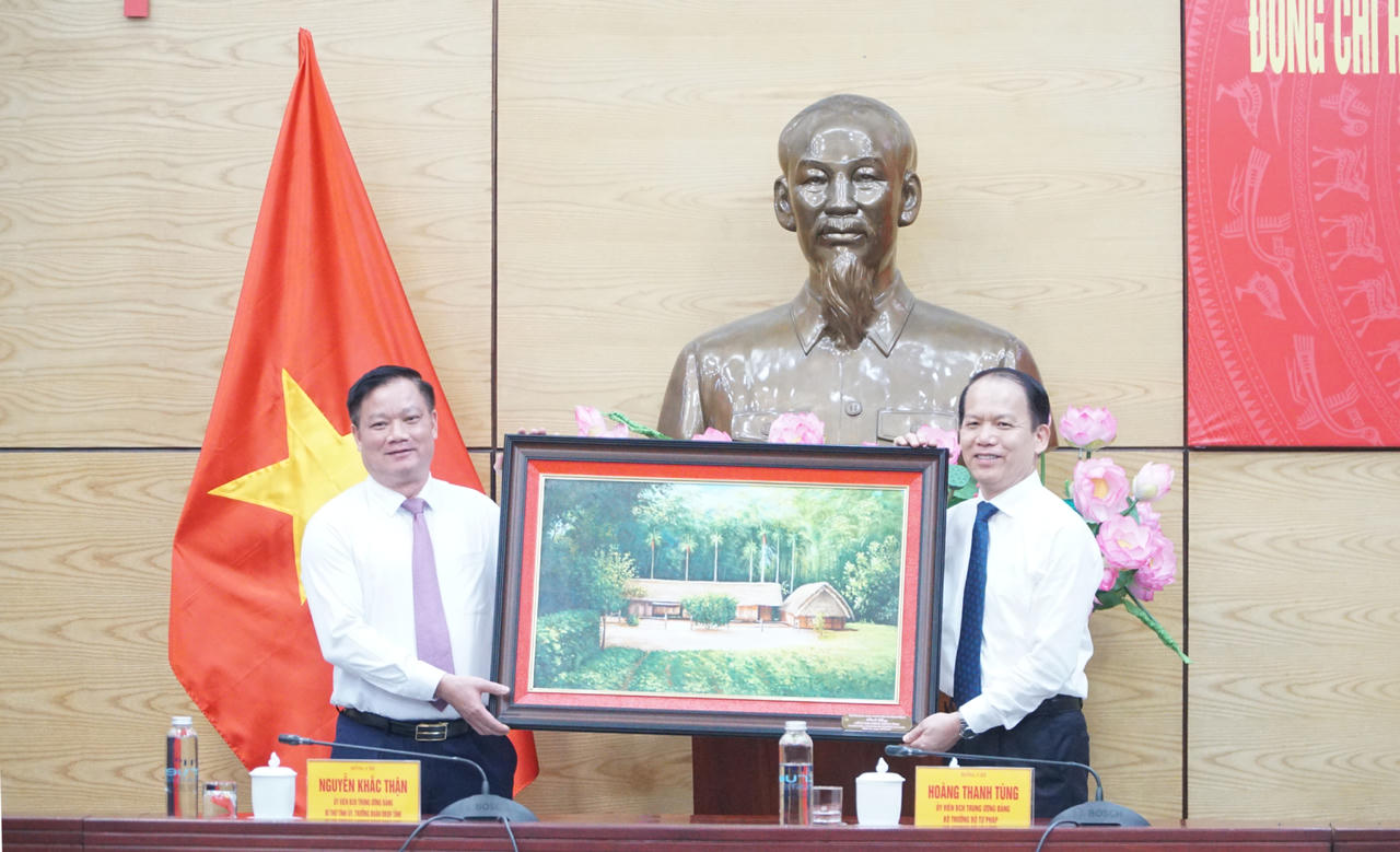 B&iacute; thư Tỉnh ủy Nghệ An Nguyễn Khắc Thận trao tặng bức tranh kỉ niệm cho Bộ trưởng Bộ Tư ph&aacute;p Ho&agrave;ng Thanh T&ugrave;ng.