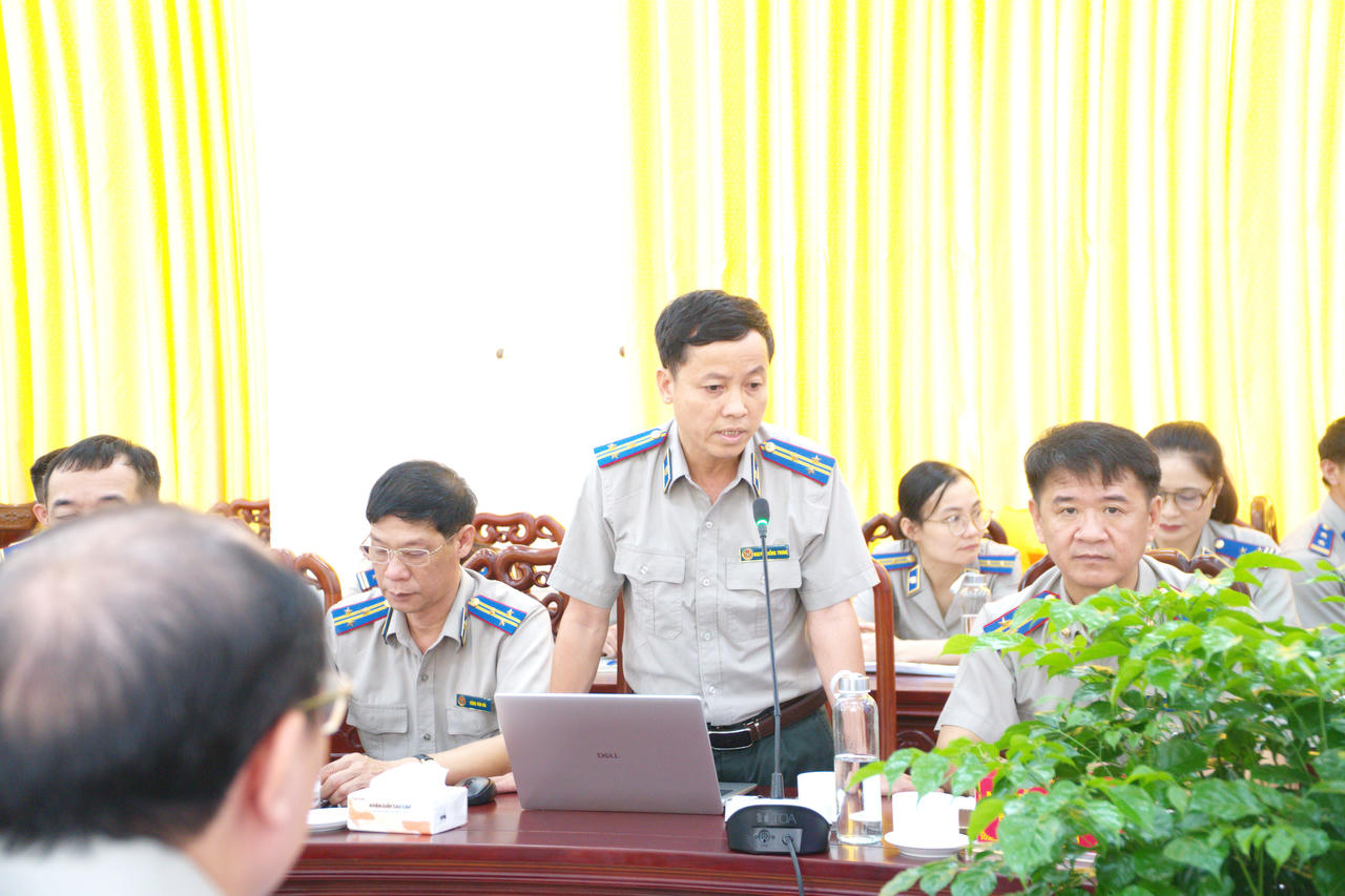 Bộ trưởng Ho&agrave;ng Thanh T&ugrave;ng l&agrave;m việc với Sở Tư ph&aacute;p v&agrave; Thi h&agrave;nh &aacute;n d&acirc;n sự tỉnh Nghệ An