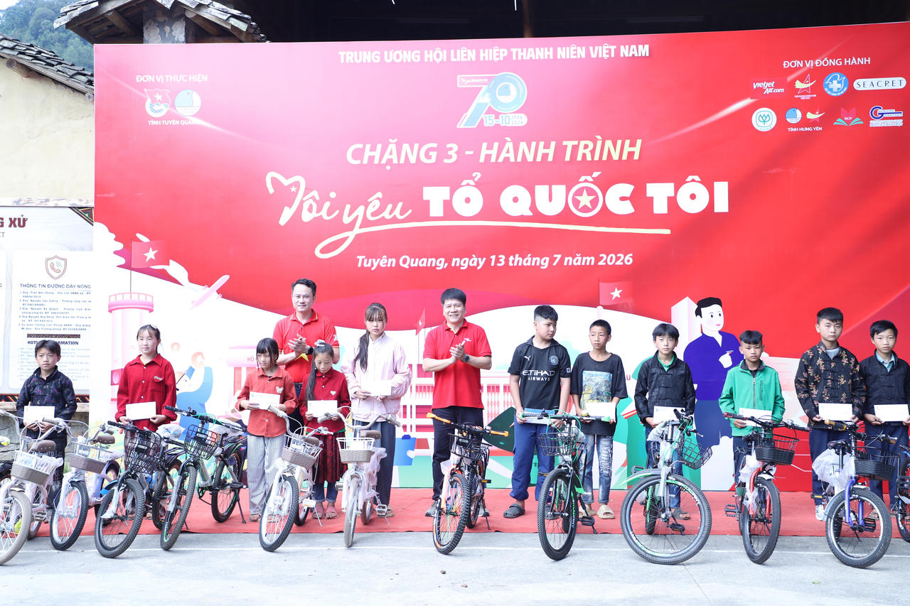 Nhiều phần qu&agrave; &yacute; nghĩa được trao tới b&agrave; con nơi địa đầu Tổ quốc