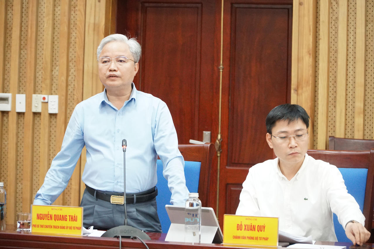 &Ocirc;ng Nguyễn Quang Th&aacute;i - Ph&oacute; B&iacute; thư chuy&ecirc;n tr&aacute;ch Đảng ủy Bộ Tư ph&aacute;p - ph&aacute;t biểu tại buổi l&agrave;m việc.
