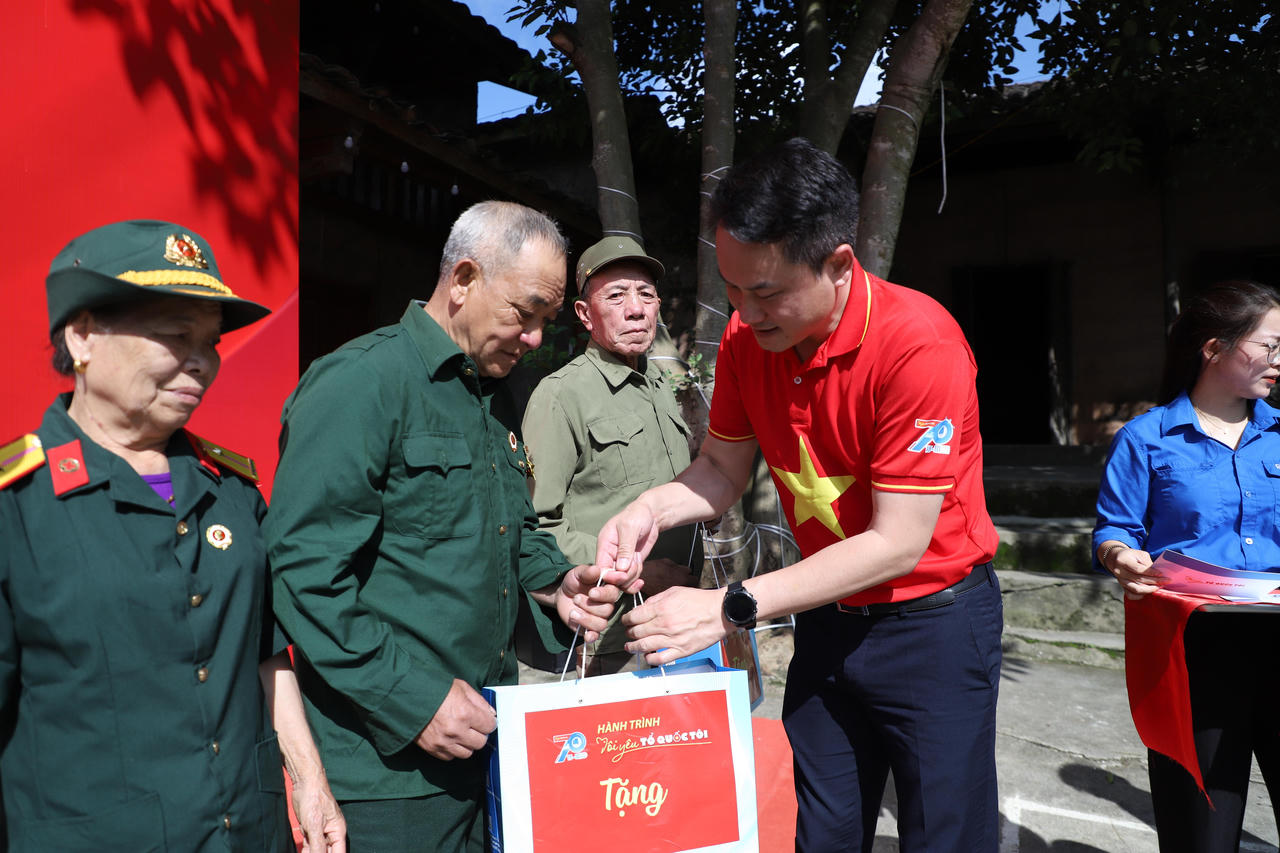 H&agrave;nh tr&igrave;nh &ldquo;T&ocirc;i y&ecirc;u Tổ quốc t&ocirc;i&rdquo; tại cột cờ Lũng C&uacute;