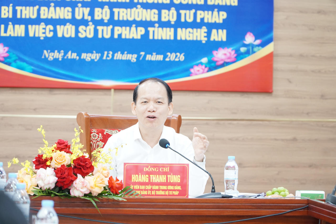 Bộ trưởng Bộ Tư ph&aacute;p Ho&agrave;ng Thanh T&ugrave;ng ph&aacute;t biểu kết luận tại buổi l&agrave;m việc với Sở Tư ph&aacute;p Nghệ An.