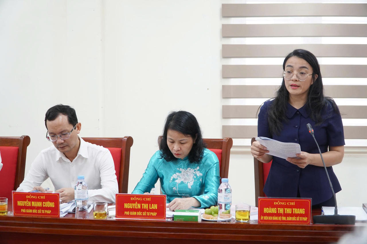 Gi&aacute;m đốc Sở Tư ph&aacute;p Nghệ An b&aacute;o c&aacute;o tại buổi l&agrave;m việc.