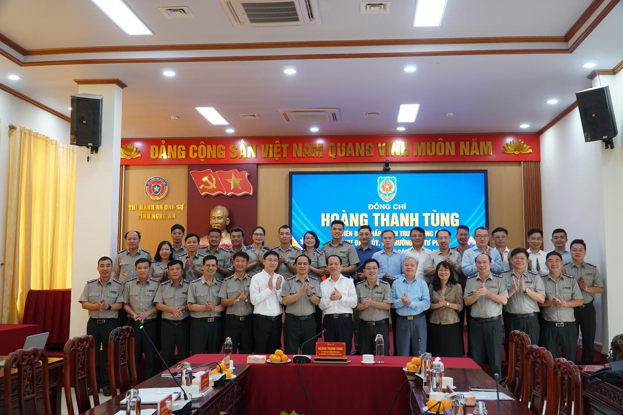 Bộ trưởng Ho&agrave;ng Thanh T&ugrave;ng v&agrave; đo&agrave;n c&ocirc;ng t&aacute;c Bộ Tư ph&aacute;p chụp ảnh kỉ niệm c&ugrave;ng Thi h&agrave;nh &aacute;n d&acirc;n sự tỉnh Nghệ An