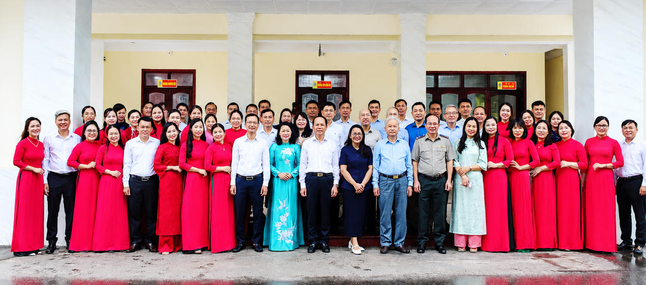 Bộ trưởng Bộ Tư ph&aacute;p c&ugrave;ng đo&agrave;n c&ocirc;ng t&aacute;c chụp ảnh kỉ niệm với c&aacute;n bộ Sở Tư ph&aacute;p Nghệ An.