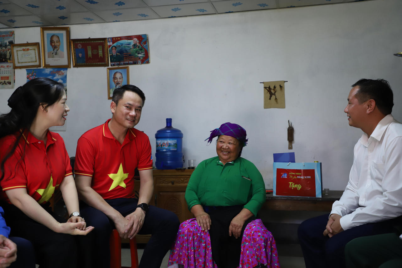 H&agrave;nh tr&igrave;nh &ldquo;T&ocirc;i y&ecirc;u Tổ quốc t&ocirc;i&rdquo; tại cột cờ Lũng C&uacute;