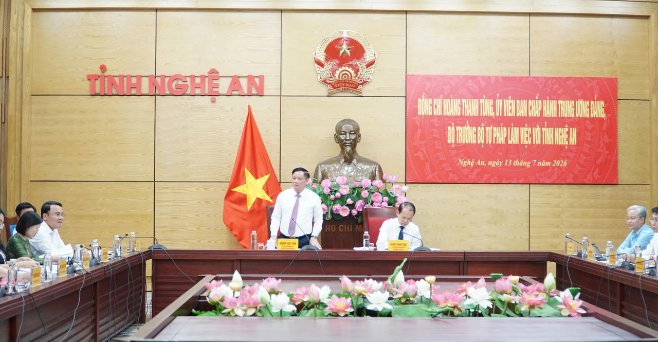 B&iacute; thư Tỉnh ủy Nghệ An Nguyễn Khắc Thận ph&aacute;t biểu tại buổi l&agrave;m việc.