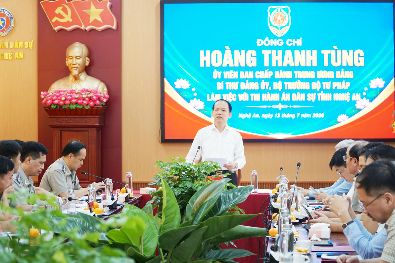 Bộ trưởng Ho&agrave;ng Thanh T&ugrave;ng l&agrave;m việc với Thi h&agrave;nh &aacute;n d&acirc;n sự tỉnh Nghệ An.