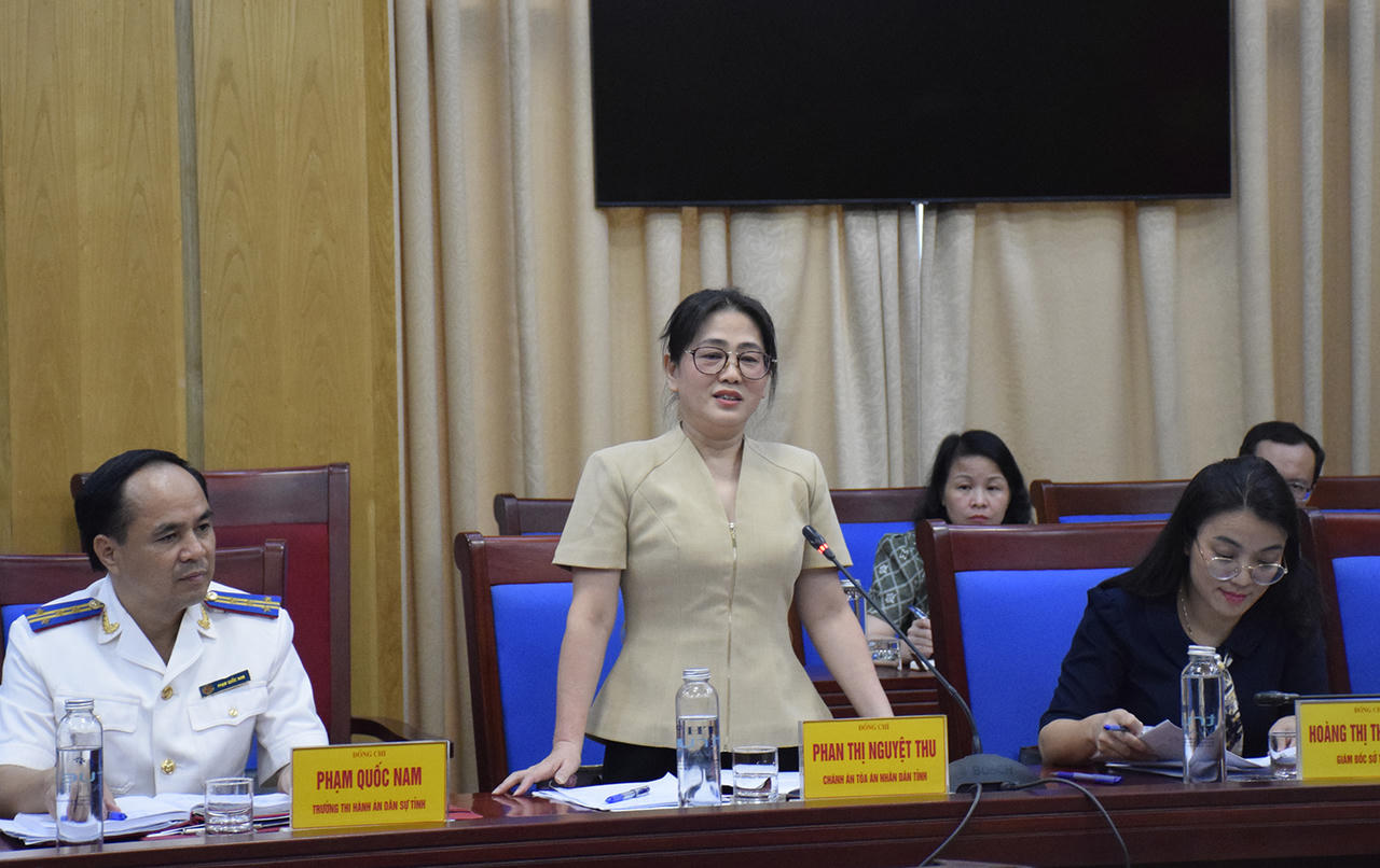 Ch&aacute;nh &aacute;n TAND tỉnh Nghệ An Phan Thị Nguyệt Thu ph&aacute;t biểu tại buổi l&agrave;m việc.